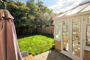 Stylish 3-Bedroom Home, Free Parking, Central Location for Business & Leisure, Romford